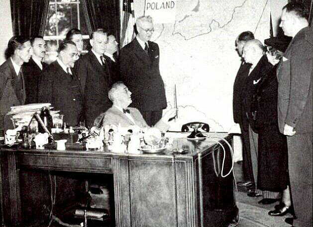 October 11, 1944: President Roosevelt greets Polish American Congress delegation headed by Rozmarek (right) for Pulaski Day ceremonies while Polish uprising in Warsaw is being obliterated. The map on the wall shows Poland’s pre-war boundaries even though FDR had already agreed to give eastern Poland to Stalin but kept this information secret from Polish American leaders.